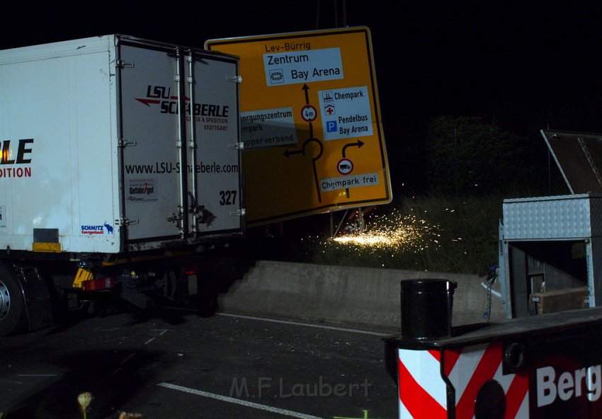 Einsatz BF Koeln PEINGEKLEMMT in Leverkusen P301.JPG